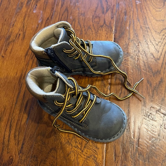 Toddler boots. - Picture 2 of 4